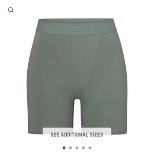 New NW SKIMS shorts 2xL
